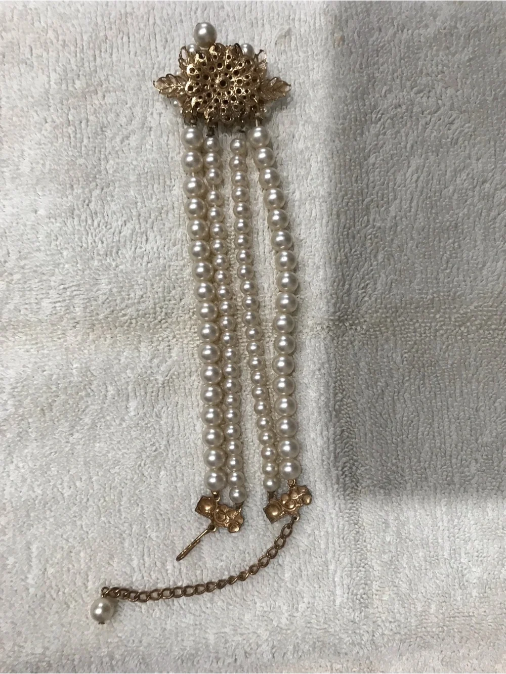 Vintage faux pearl necklace with flowers and rhinestones.